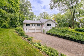 5124 Perryville Rd, Holly, MI 48442