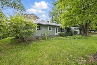 18 Harrington St, New Paltz, NY 12561
