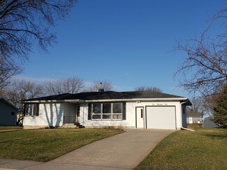 405 S 4th St, Parkston, SD 57366