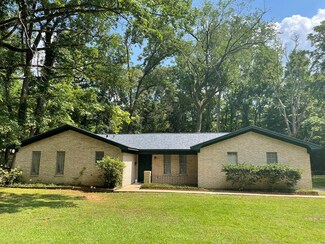 1302 Woodland Dr, Palestine, TX 75801