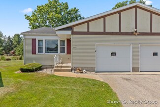 1060 Village Ln, Jenison, MI 49428