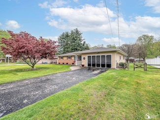 1103 Birchwood Dr, Temperance, MI 48182