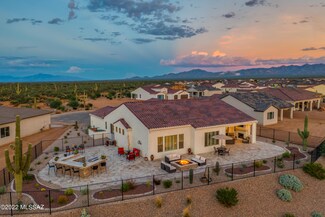 2210 E Thunder Bluff Dr, Green Valley, AZ 85614