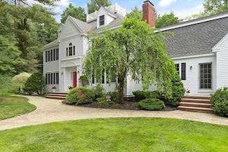 9 Mohawk Ln, Lynnfield, MA 01940