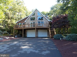 17 Spyglass Dr, Hazle Township, PA 18202
