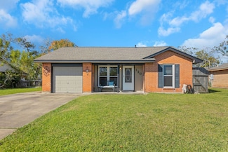 130 S Yaupon St, Lake Jackson, TX 77566
