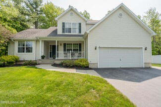 4 Dakota Dr, Gansevoort, NY 12831