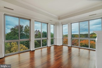 513 W Broad St Unit 702, Falls Church, VA 22046