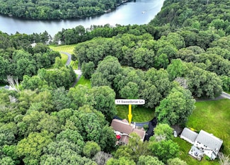 11 Sweetbriar Ln, Sandy Hook, CT 06482