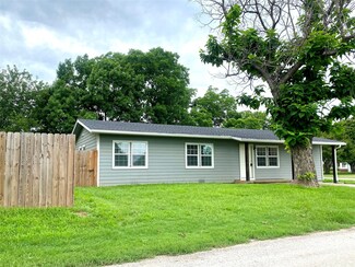 102 S Oak St, Paradise, TX 76073
