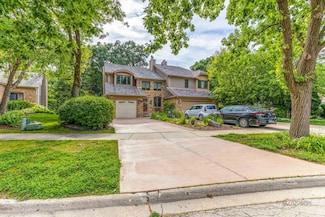 636 Walnut Oaks Dr, Roselle, IL 60172