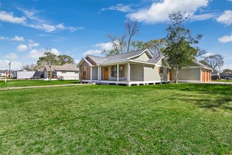 105 W Barrow St, Dayton, TX 77535