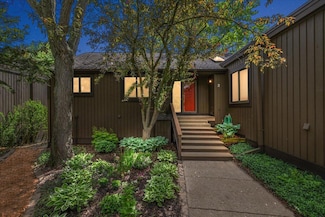 2 Eastbury Ct, Ann Arbor, MI 48105