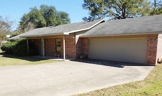 300 Oak Ln, Center, TX 75935