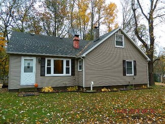 10404 S Courtland Park Dr, Silver Lake, IN 46982