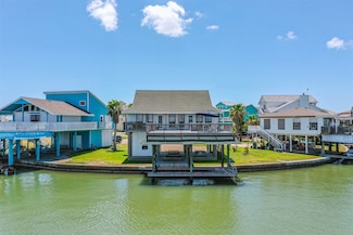 1122 Makatea St, Tiki Island, TX 77554