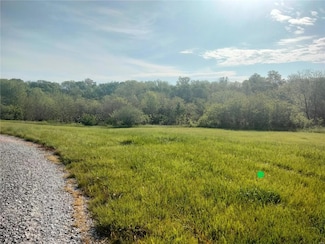 8 Ashley Ln, Hawk Point, MO 63349