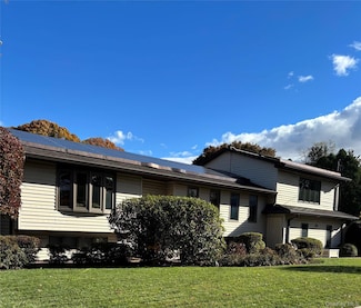 21 Forest Rd, Kings Park, NY 11754