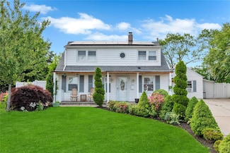 10 Horseshoe Ln, Levittown, NY 11756