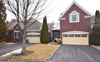 26 Hathaway Ln, Manhasset, NY 11030