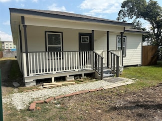 115 S Blackwell St, La Porte, TX 77571