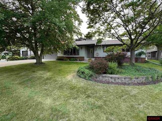 9 Circuit Dr, New Ulm, MN 56073