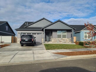 1074 Hickory St, Independence, OR 97351