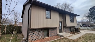 932 Colonial Dr, Machesney Park, IL 61115