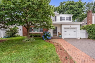 21 Orchard St, Glen Head, NY 11545