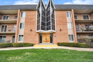1056 N Mill St Unit 201, Naperville, IL 60563