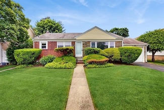 29 Melanie Ln, Syosset, NY 11791