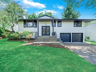 7 Pal Way, Plainview, NY 11803