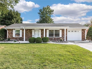 213 Crestview Dr, Wood River, IL 62095