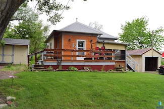 211 Barrett Ave S, Wessington Springs, SD 57382