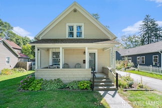 126 S Main St, Rockford, MI 49341