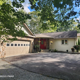 128 Saddle Brook Ln, Hawley, PA 18428