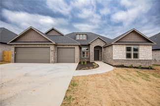 302 Doral Dr, Cave Springs, AR 72718