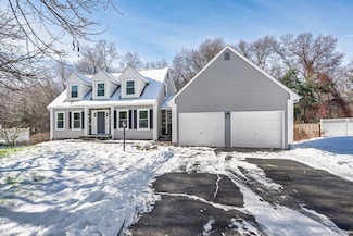 16 Landing Cir, Windsor, CT 06095