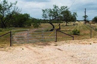 310 Western Ln, Leesville, TX 78122