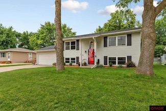 212 212 Ann Dr, Eagle Lake, MN 56024
