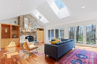 425 Bull Creek Rd, Asheville, NC 28805