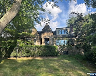 656 N Forest Dr, Teaneck, NJ 07666