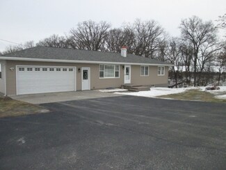 896 Forest Mills Rd, Waukon, IA 52172