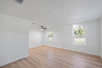 700 Lyle Ave W Unit B, Cleveland, TX 77327