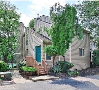 9462 Hunters Creek Dr, Blue Ash, OH 45242