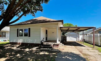 114 N 6th St, Blackwell, OK 74631