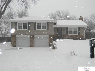9806 O Cir, Omaha, NE 68127