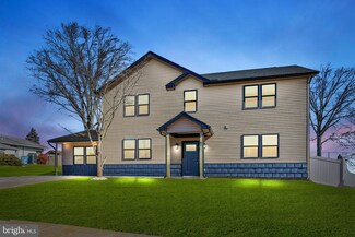 61 Gridiron Rd, Levittown, PA 19057
