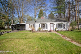 934 Mohegan Rd, Schenectady, NY 12309