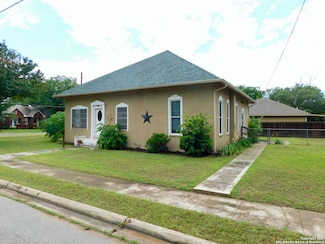 301 Jefferson Dr, Devine, TX 78016